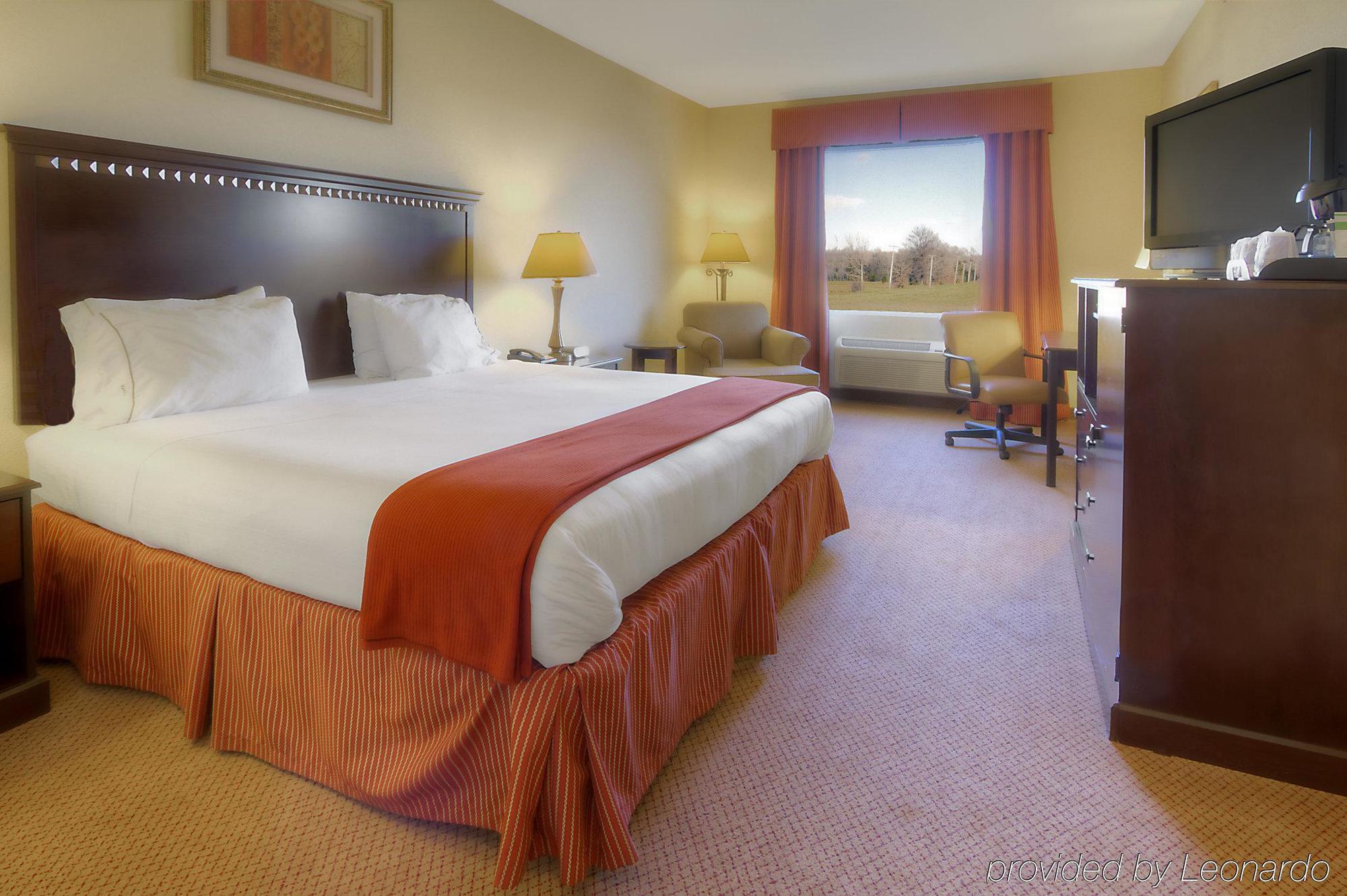 Holiday Inn Express Hotel & Suites Clarksville Экстерьер фото