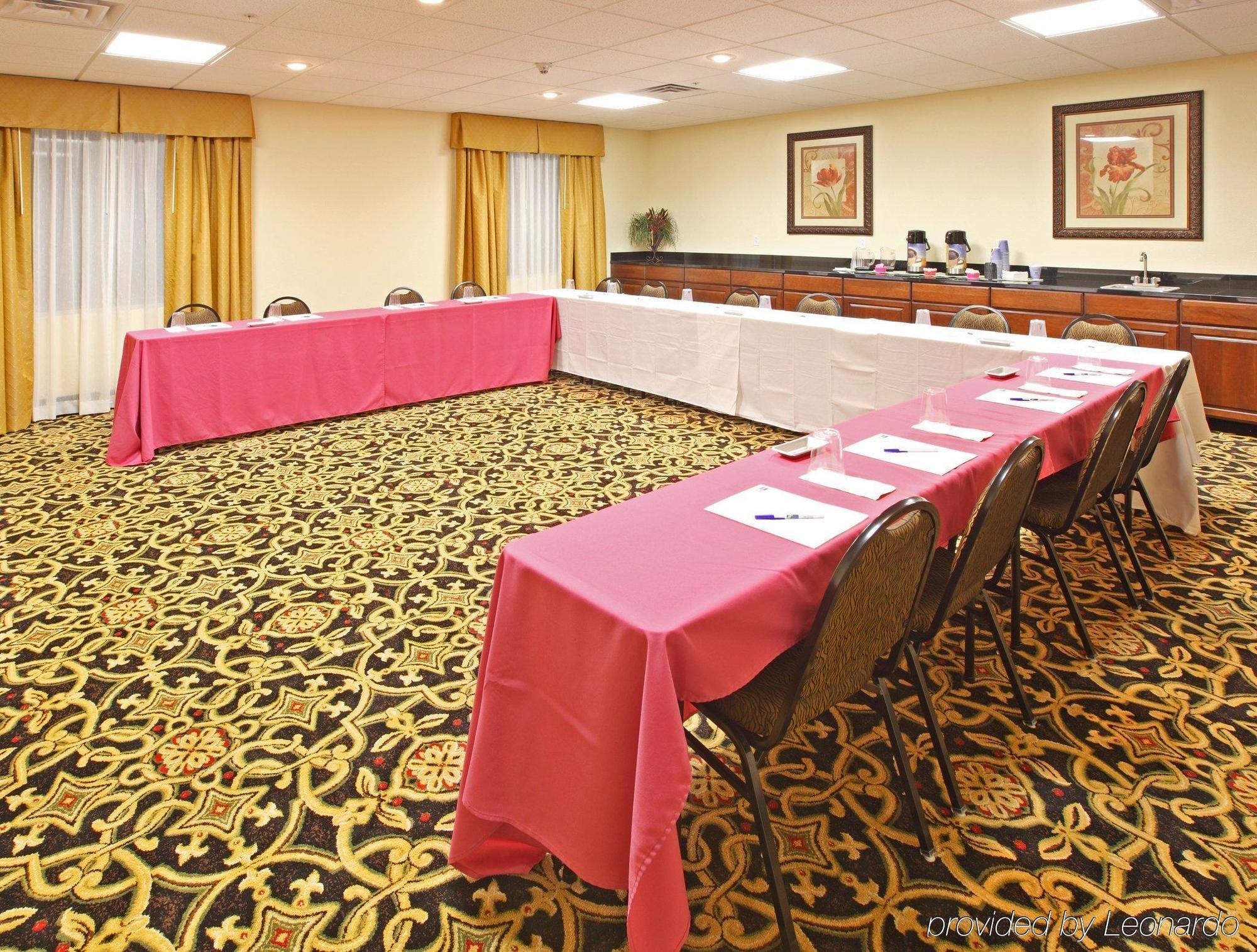 Holiday Inn Express Hotel & Suites Clarksville Удобства фото