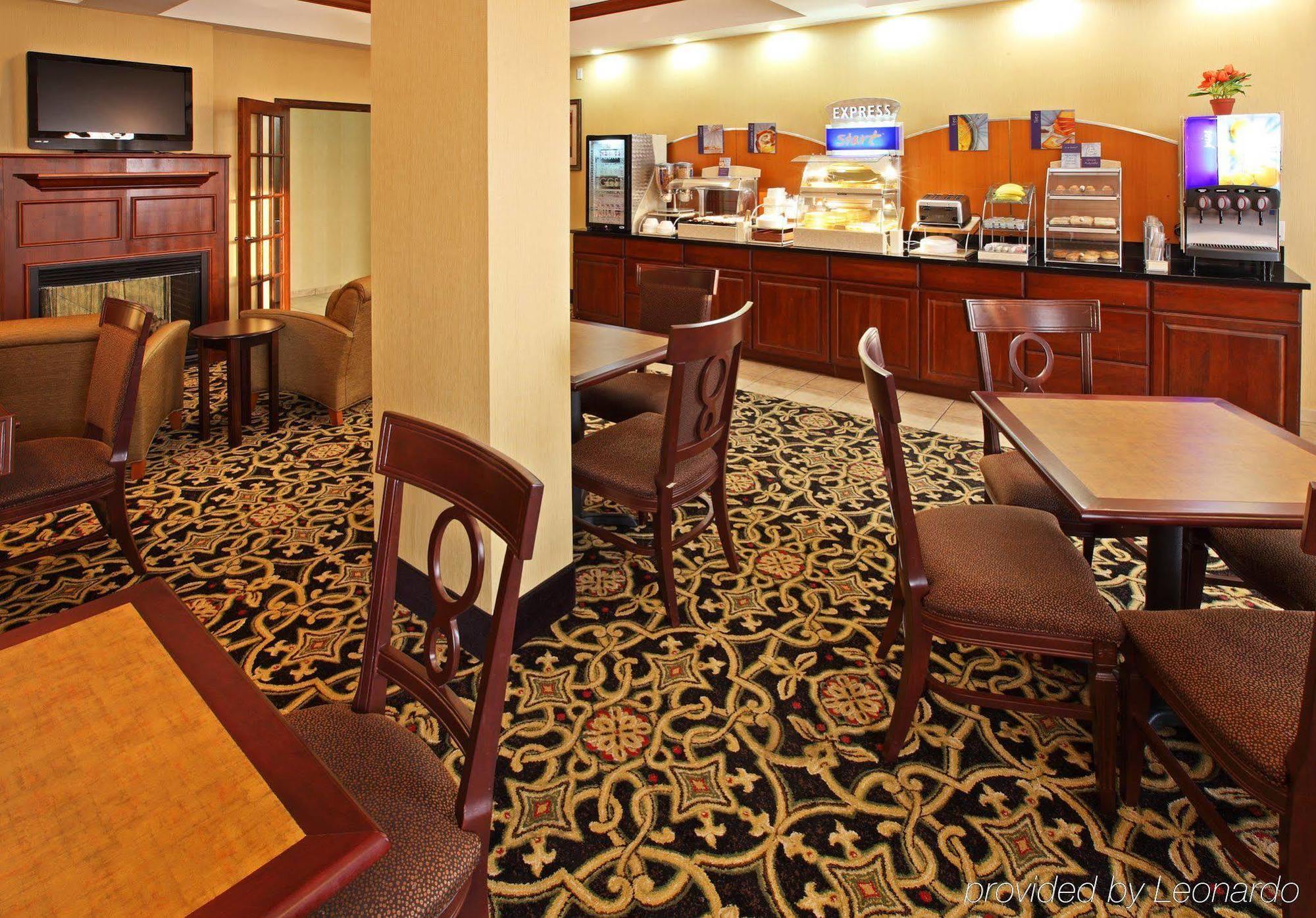 Holiday Inn Express Hotel & Suites Clarksville Экстерьер фото