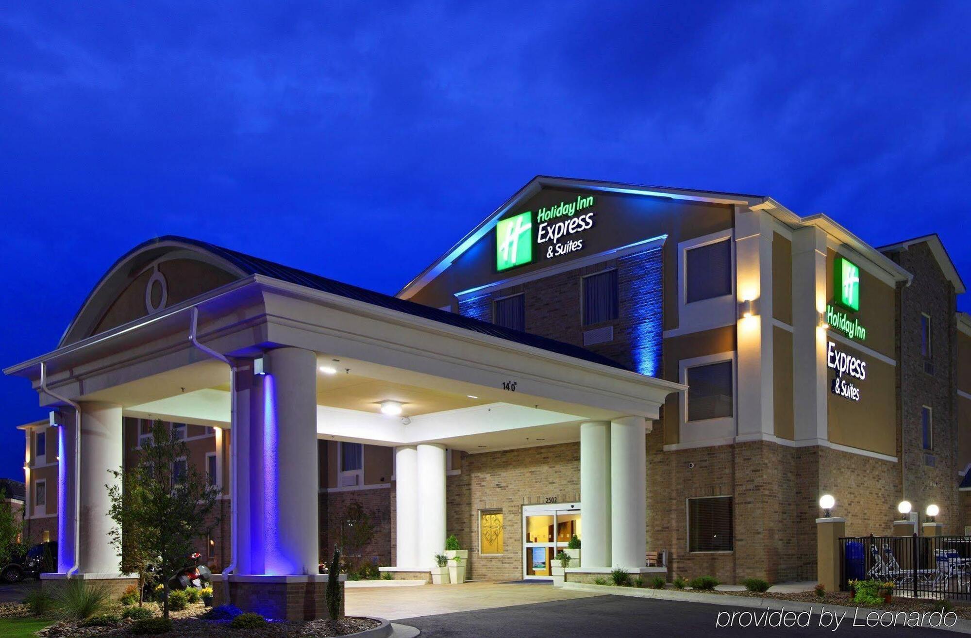 Holiday Inn Express Hotel & Suites Clarksville Экстерьер фото